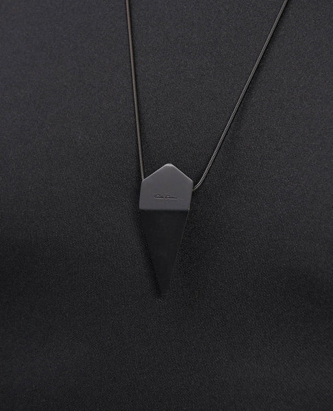 HOLLYWOOD PYRAMID CHARM BLACK