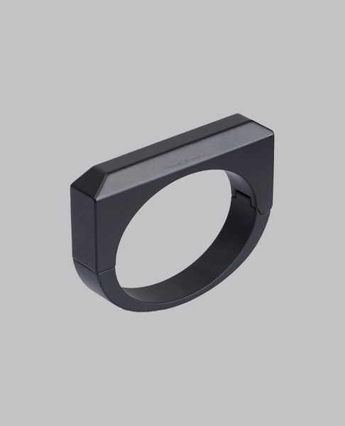 HOLLYWOOD BEVELED BANGLE BLACK