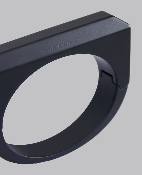 HOLLYWOOD BEVELED BANGLE BLACK