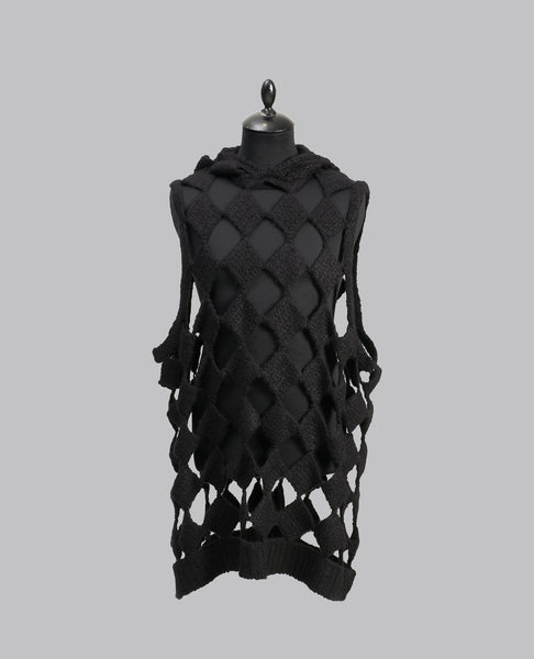 TOWER RUNWAY SARUTANYA HOODED TANK