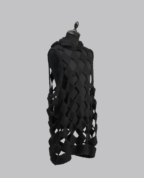 TOWER RUNWAY SARUTANYA HOODED TANK