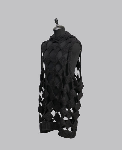 TOWER RUNWAY SARUTANYA HOODED TANK