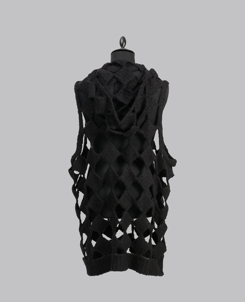 TOWER RUNWAY SARUTANYA HOODED TANK