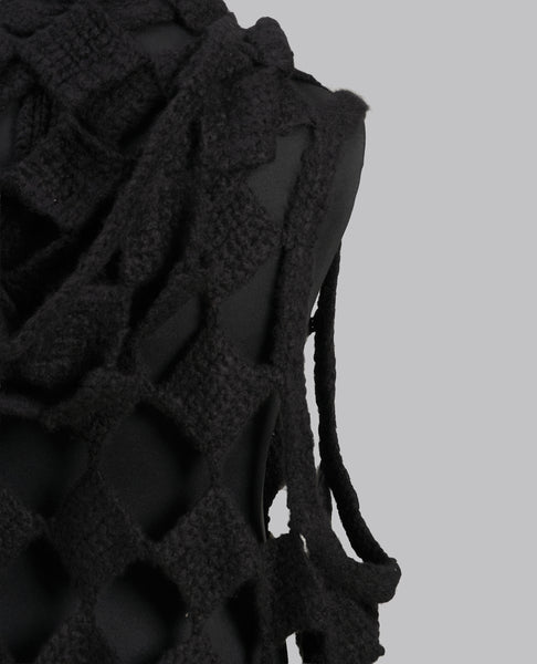TOWER RUNWAY SARUTANYA HOODED TANK